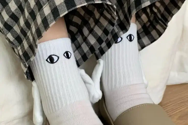 Magnetic Attraction Cartoon Eye Couple Socks